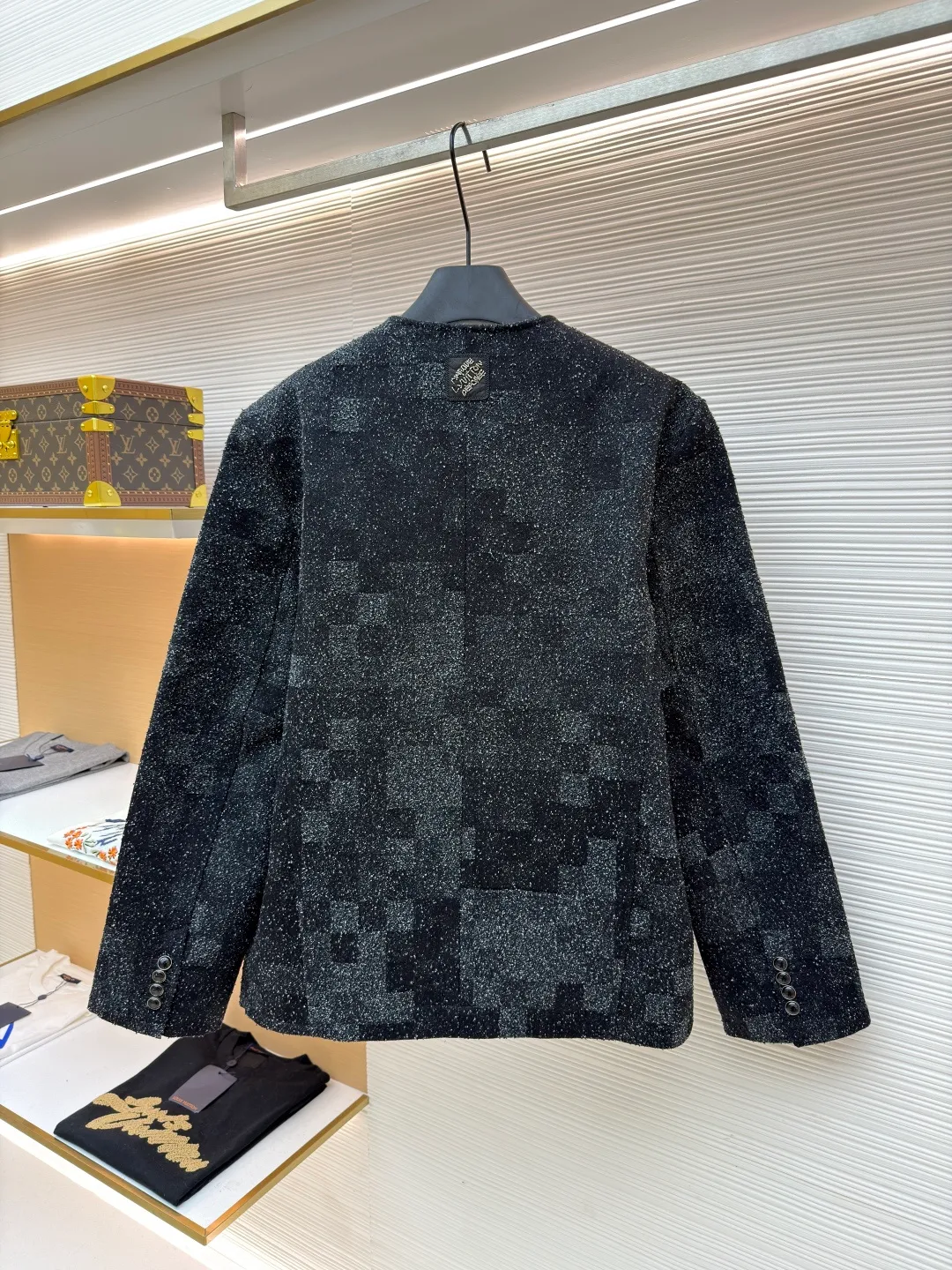 LOUIS VUITTON terry gauze plaid jacket ●Original version: 29100 purchase and development ●Item number: 1681405-D25 ●Fabric: denim fabric ●Technology: embroidery production ●Color: black and gray ●Version: fitted version ●Weight: about 1320 grams ●Size: The collarless design with black buttons is simple and elegant. Many pockets on the body (chest pockets, hem pockets) adopt three-dimensional cutting technology, with crisp bag shapes and neat edges. The plaid pattern is in precise positioning, and every splicing is perfectly matched, reflecting the exquisite tailoring craftsmanship. The fabric has been specially treated to have both stiffness and comfort, giving it a strong three-dimensional feel when worn. From fabric selection to detail sewing, Louis Vuitton's strict requirements for craftsmanship are demonstrated. The classic plaid elements are integrated with modern men's clothing craftsmanship, which not only has brand recognition, but also ensures the quality and fashion sense of wearing. The overall wiring is straight and delicate, the fabric is comfortable and soft, and the color is consistent without color difference. It can be matched with the same style to create a fashionable look and control various occasions. Customized accessories, complete with three standards, same style for men and women!